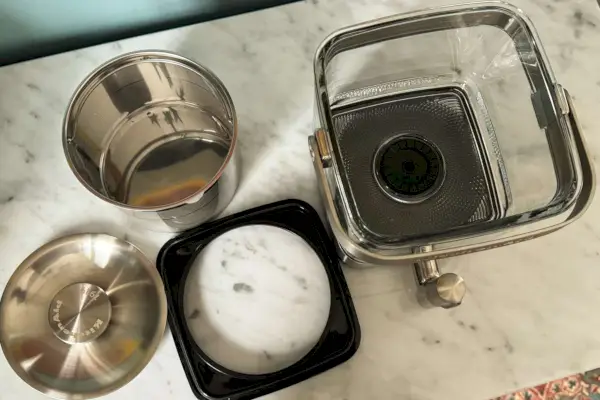 As peças da cafeteira KitchenAid KCM4212SX 28 onças Cold Brew antes da montagem