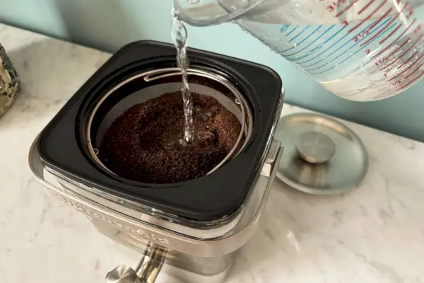 A água é despejada na cafeteira KitchenAid KCM4212SX de 28 onças Cold Brew