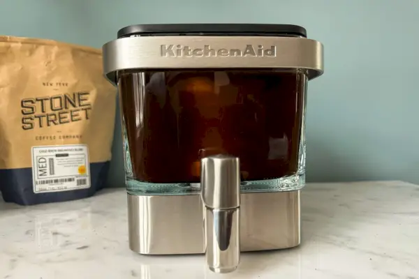 A cafeteira KitchenAid KCM4212SX de 28 onças com café frio