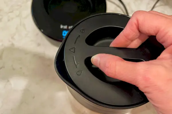 Uma pessoa ajusta a cafeteira elétrica fria instantânea