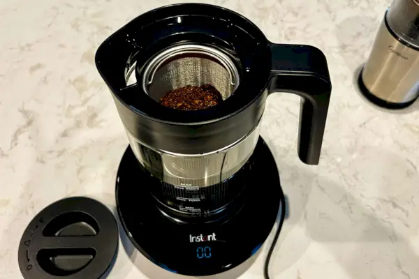 Café moído na cafeteira elétrica instantânea fria