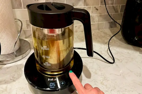 A cafeteira elétrica fria instantânea é usada para fazer café frio