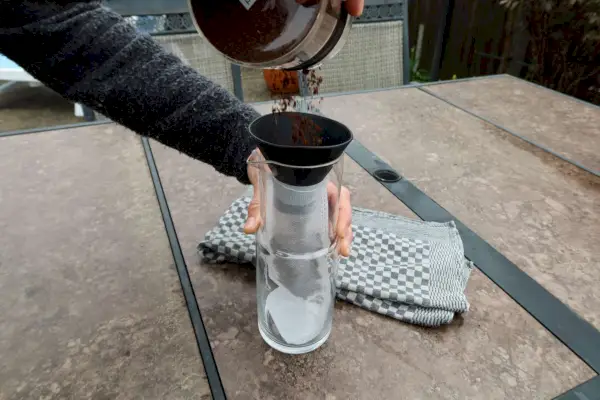 Uma pessoa derrama café no saco da cafeteira GrowlerWerks uKeg Nitro Cold Brew