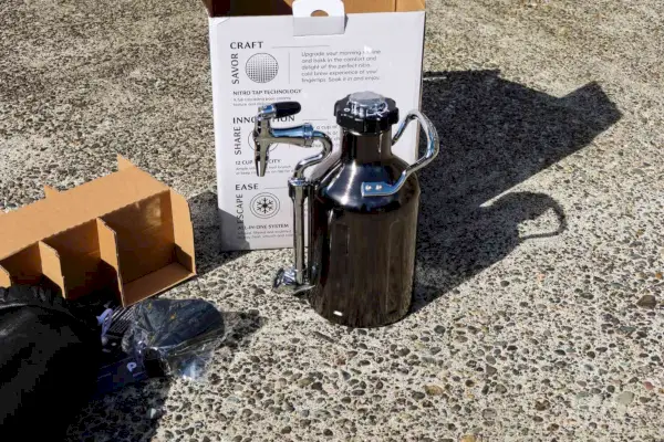 A cafeteira GrowlerWerks uKeg Nitro Cold Brew na frente da caixa