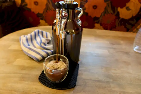 Um copo de bebida gelada feita na cafeteira GrowlerWerks uKeg Nitro Cold Brew