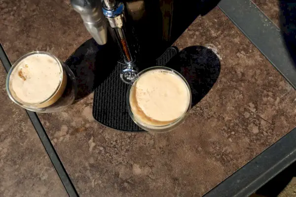 Café feito na cafeteira GrowlerWerks uKeg Nitro Cold Brew