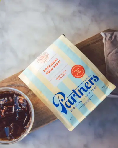 A cafeteira Mueller Cold Brew ao lado de sua peneira de malha