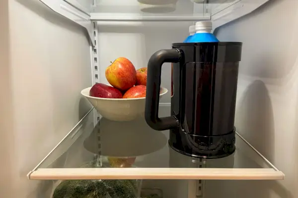 A cafeteira Bodum Bean Cold Brew em uma geladeira