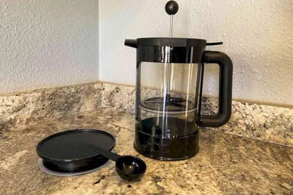 A cafeteira Bodum Bean Cold Brew em uma bancada de cozinha