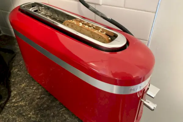 KitchenAid KMT3115ER 2슬라이스 긴 슬롯 토스터 내부의 빵 조각
