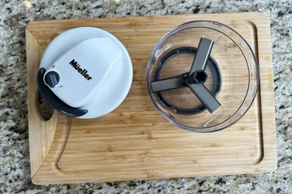 Mueller Dual-Speed Pull Chopper položený na dřevěném prkénku