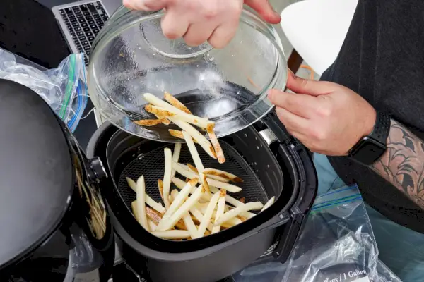 Patatas fritas vertidas en airfryer