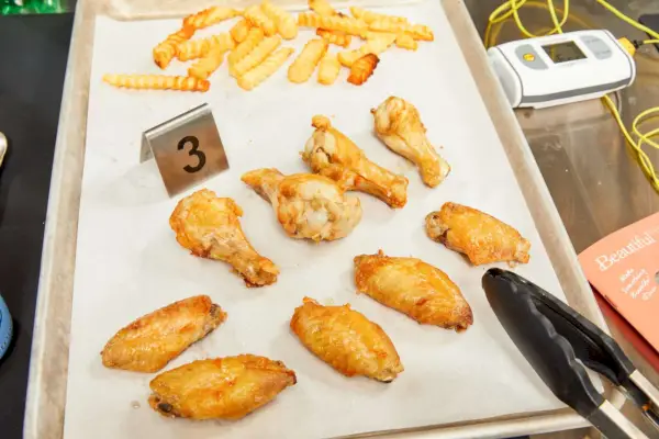 Pollo elaborado en la freidora de aire Beautiful by Drew Barrymore 9QT TriZone en una bandeja para hornear