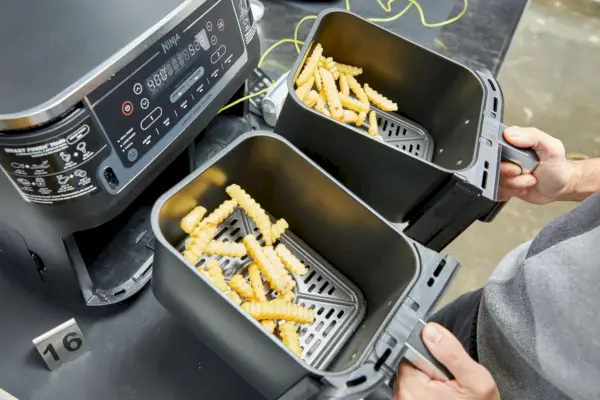 Papas fritas en las cestas de freidora de aire Ninja DZ401 Foodi 10 Quart 6 en 1 DualZone XL 2 Basket