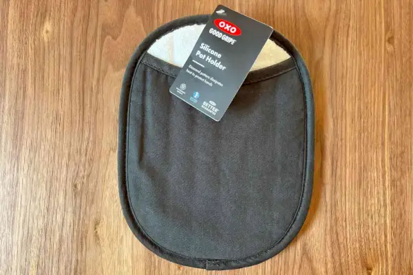 OXO Good Grips Silikon-Topfhalter wird auf einem Holztisch angezeigt