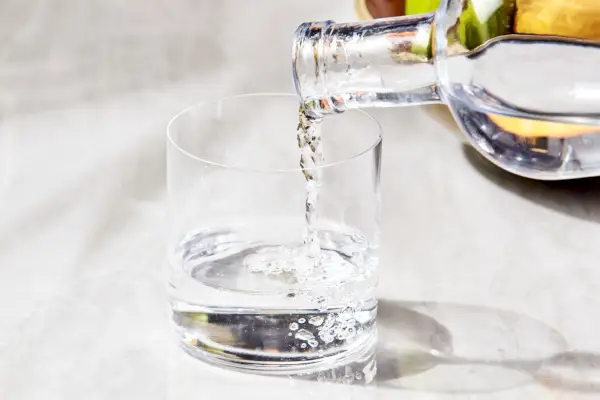 Una persona versa l'acqua nel bicchiere Riedel O Water