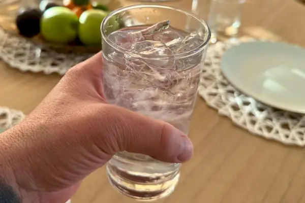 Una persona tiene in mano un bicchiere alto del set di bicchieri Tumbler e Rocks della Libbey Province