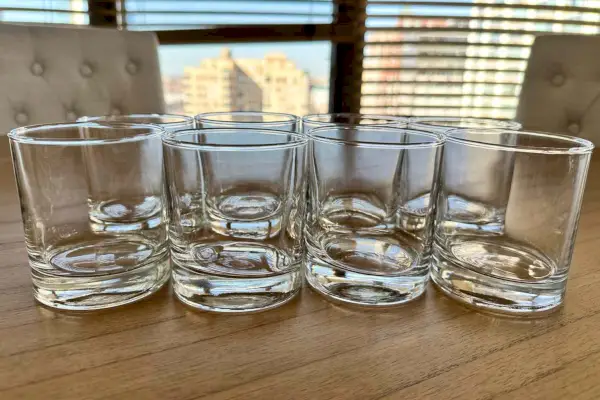 Il set bicchiere tumbler e Rocks della Libbey Province su un tavolo di legno