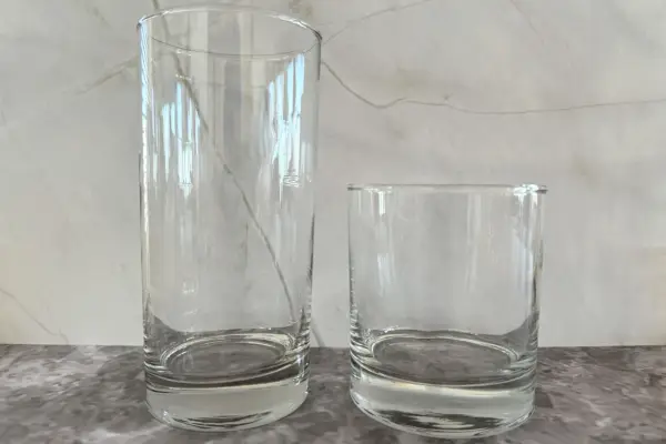 Bicchiere Tumbler e Rocks della Libbey Province Posiziona bicchieri alti e bassi su un piano di lavoro in marmo