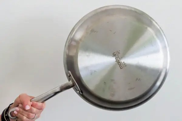 Der Boden der 10-Zoll-Antihaft-Bratpfanne von Made In Cookware
