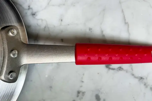 Eine Nahaufnahme des Griffs der professionellen 10-Zoll-Restaurant-Bratpfanne aus Aluminium mit Antihaftbeschichtung von Tramontina