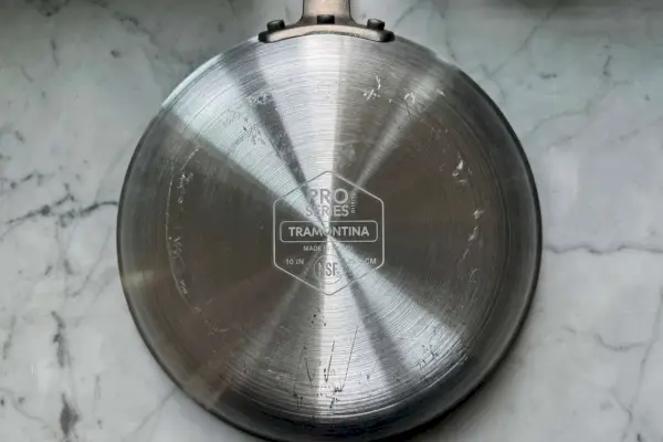 Der Boden der professionellen 10-Zoll-Restaurant-Bratpfanne aus Aluminium mit Antihaftbeschichtung von Tramontina