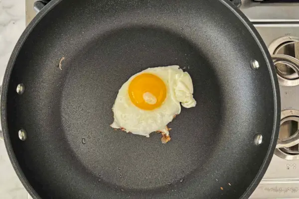Ein Ei wird in der Le Creuset Toughened Nonstick PRO Deep Fry Pan gekocht