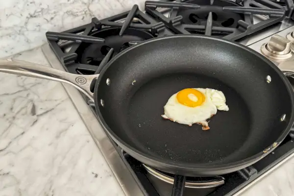 Ein Ei wird in der Le Creuset Toughened Nonstick PRO Deep Fry Pan gekocht