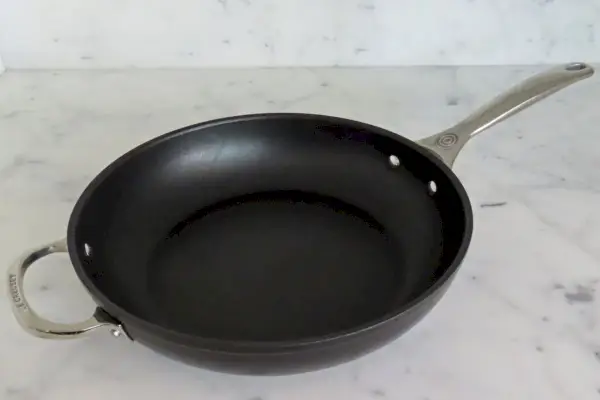 Die Le Creuset Toughened Nonstick PRO Frittierpfanne auf einer Marmorarbeitsplatte