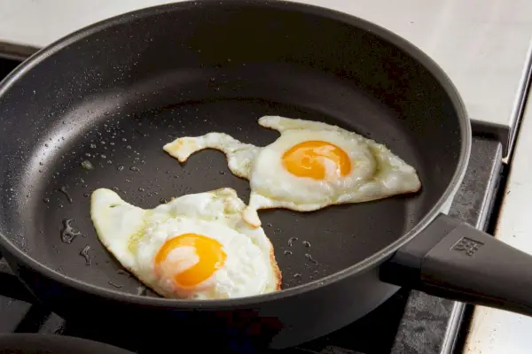 Zwei Eier braten in der Zwilling Madura Plus 11-Zoll-Antihaft-Aluminium-Frittierpfanne