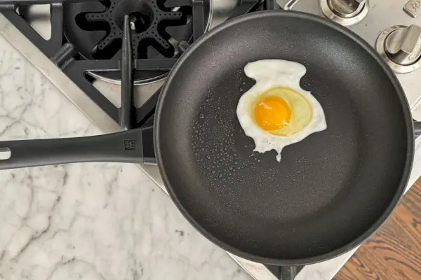 Ein Ei wird in der Zwilling Madura Plus 11-Zoll-Antihaft-Aluminium-Fritteuse gekocht