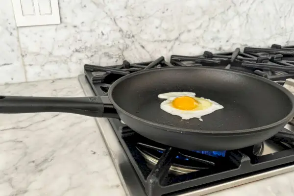 Ein Ei wird in der 11-Zoll-Antihaft-Aluminium-Fritteuse Madura Plus von Zwilling gekocht