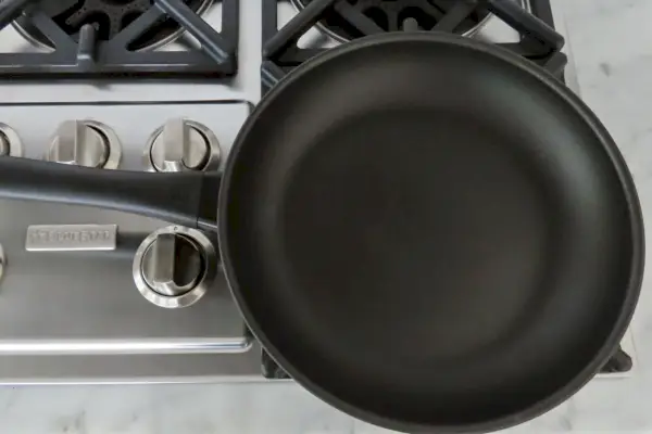 Die Zwilling Madura Plus 11-Zoll-Antihaft-Aluminium-Frittierpfanne auf einem Herd