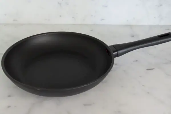 Die Zwilling Madura Plus 11-Zoll-Antihaft-Aluminium-Frittierpfanne auf einer Marmorarbeitsplatte