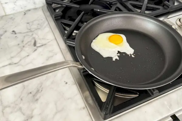 Ein Ei wird in der 10-Zoll-Antihaft-Bratpfanne von Made In Cookware gekocht