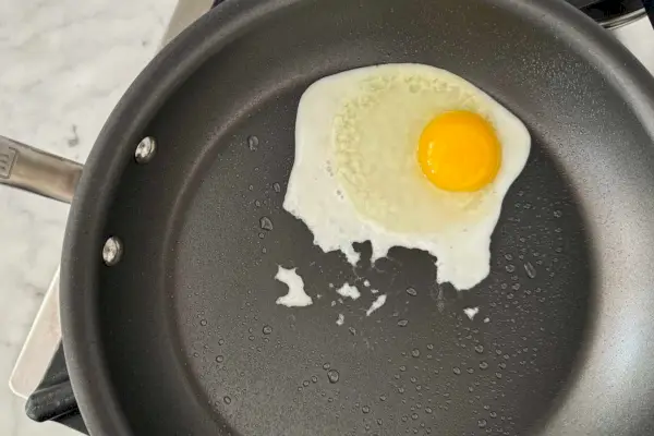 Ein Ei wird in der 10-Zoll-Antihaft-Bratpfanne von Made In Cookware gekocht