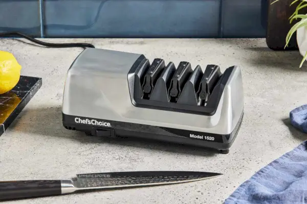 מחדד סכינים חשמלי מקצועי של ChefâChoice 1520 על משטח מטבח