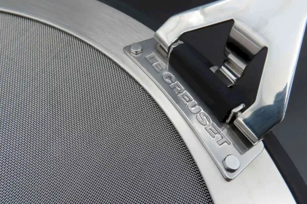 Das Logo auf dem Griff des Le Creuset Splatter Guard