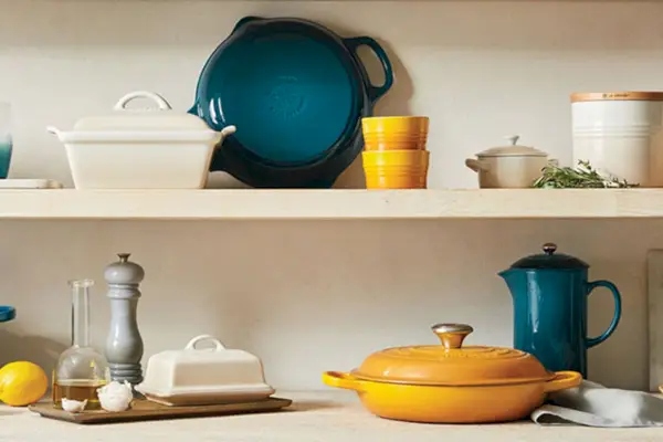 Le Creuset tyto dvě barvy navždy ukončí a několik kusů je ve vzácném prodeji