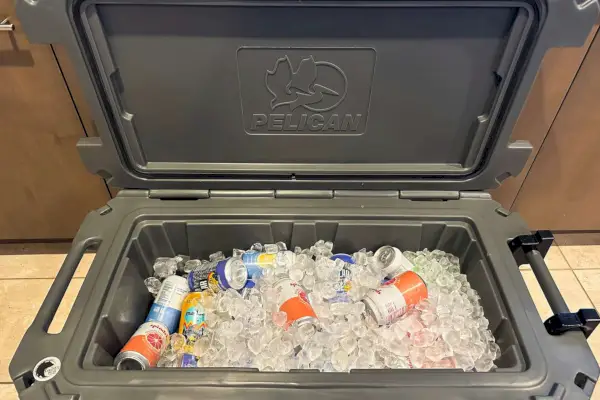 Frigo portatile Pelican 65QW Elite riempito con ghiaccio e bevande
