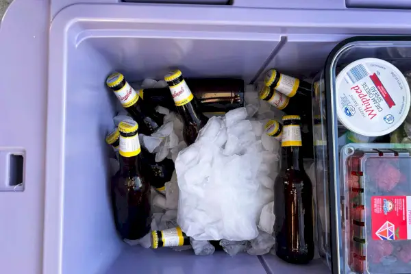 Yeti Tundra Haul frigorifero con ruote pieno di ghiaccio e bevande