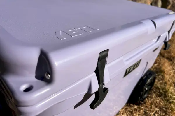 primo piano del dispositivo di raffreddamento su ruote Yeti Tundra Haul