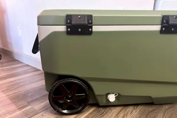 Vista posteriore del refrigeratore a rulli Igloo ECOCOOL - 90 qts.
