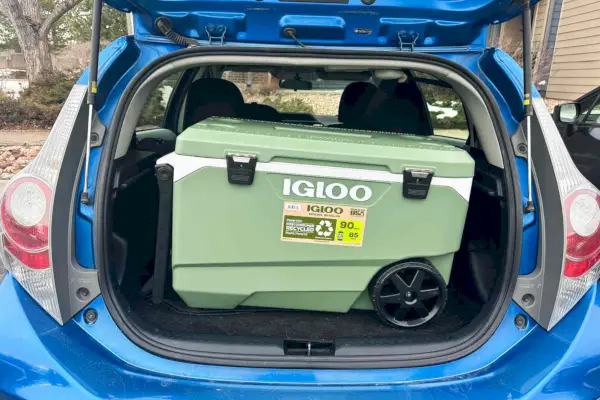 Igloo ECOCOOL Roller Cooler - 90 qt confezionato nel bagagliaio di un'auto