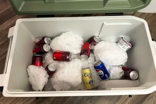 Igloo ECOCOOL Roller Cooler - 90 qts riempito con ghiaccio e bevande