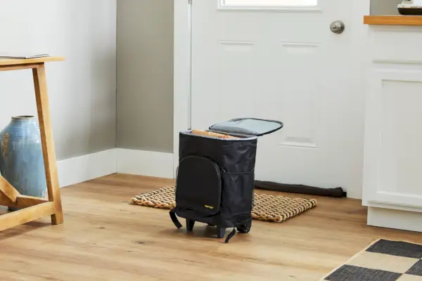 dbest Products Frigo portatile ultra compatto con la parte superiore aperta vicino a una porta