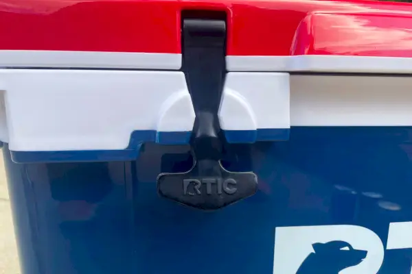 primo piano del dispositivo di chiusura del frigorifero portatile ultraleggero RTIC 52 QT