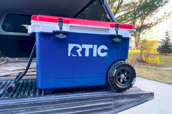Raffreddatore carrellato ultraleggero RTIC 52 QT nel pianale di un camion
