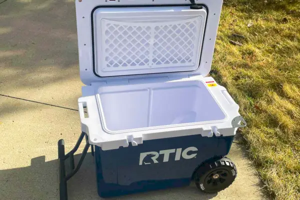 RTIC 52 QT Frigo portatile ultraleggero con coperchio aperto