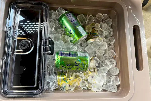 Vista interna del BrüTank 35-Quart Rolling Cooler pieno di ghiaccio e bevande